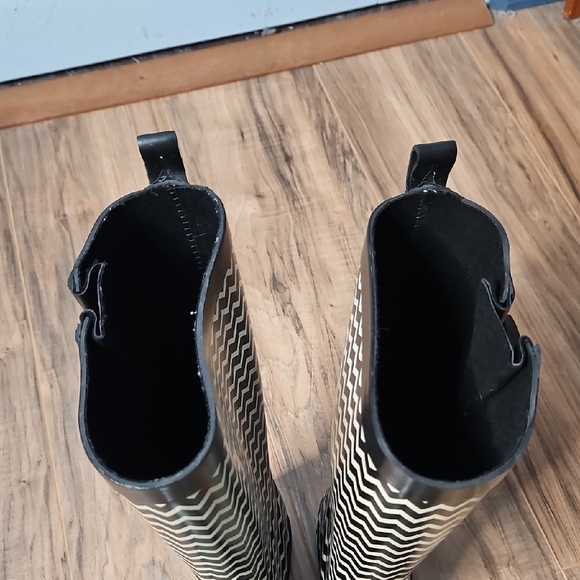 Capelli Stylish Women's Chevron Rain Boots - Black and Yellow - Picture 14 of 15